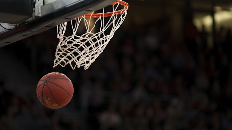 篮球比赛直播画面 - NBA赛场球员突破上篮，灯光聚焦